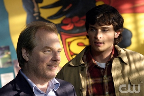 TheCW Staffel1-7Pics_36.jpg - SMALLVILLE"Perry" (Episode 305)Image #SM305-3565Pictured (left to right): Michael McKean as Perry White, Tom Welling as Clark KentPhoto Credit: © The WB/David Gray